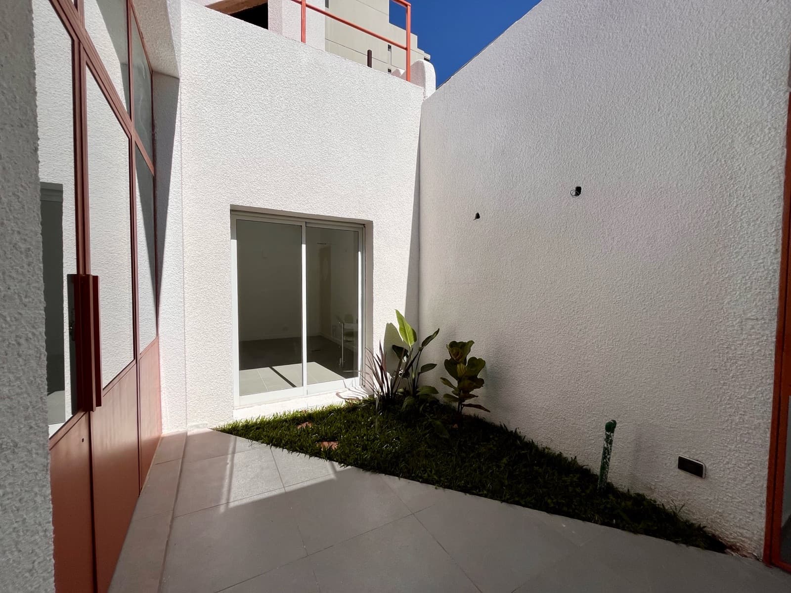For Sale - 2-bedroom house with an interior hallway, a green courtyard, and a terrace with a grill. Echesortu