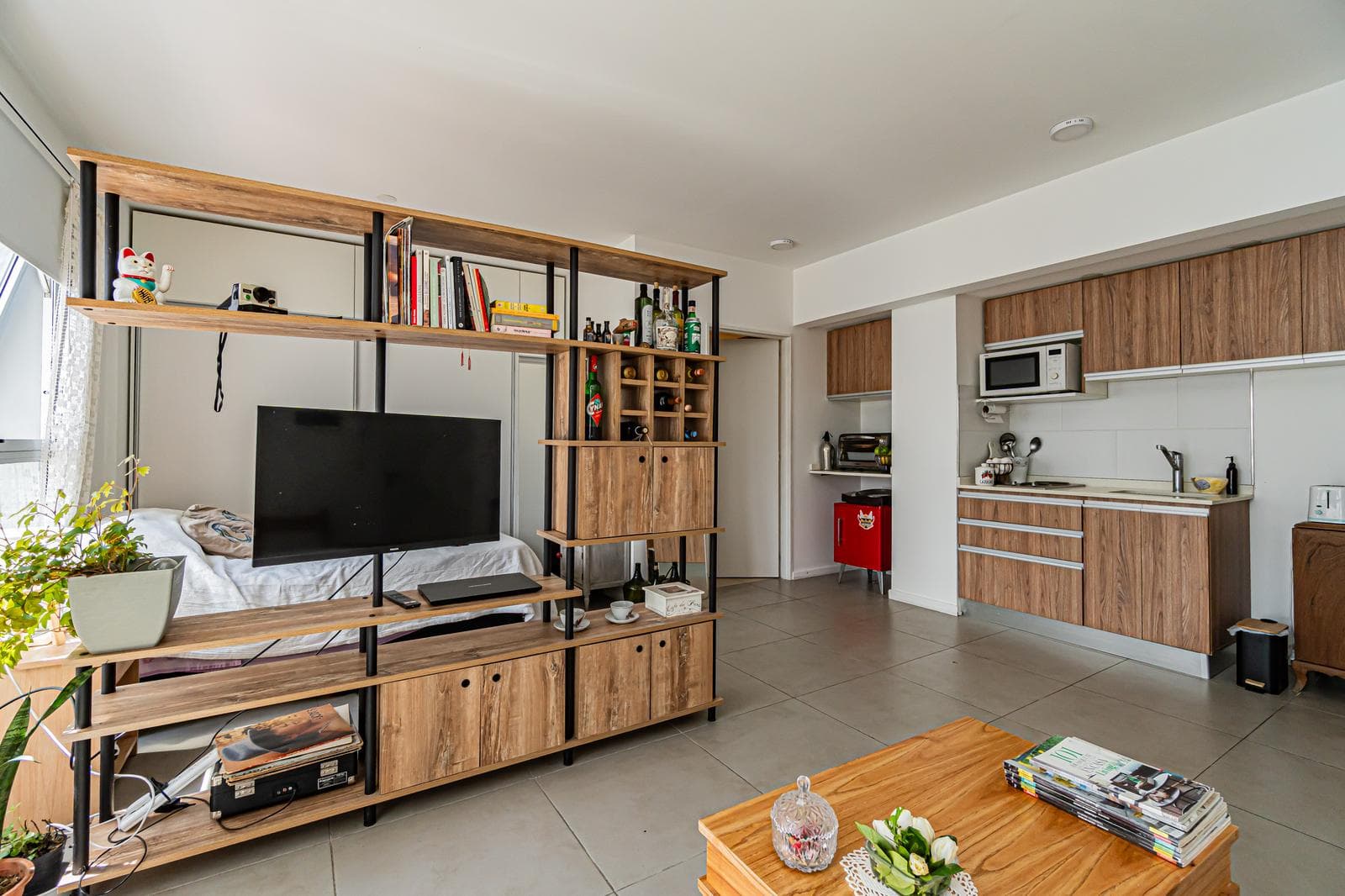 Large studio apartment (can be divided), full bathroom, full amenities