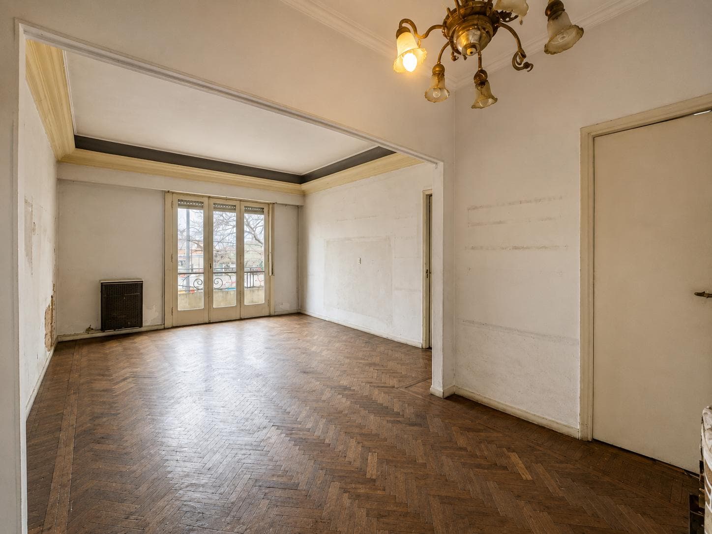 PH | FOR SALE | NEEDS RENOVATION | 4 ROOMS | 2 SPACIOUS TERRACES | VILLA URQUIZA