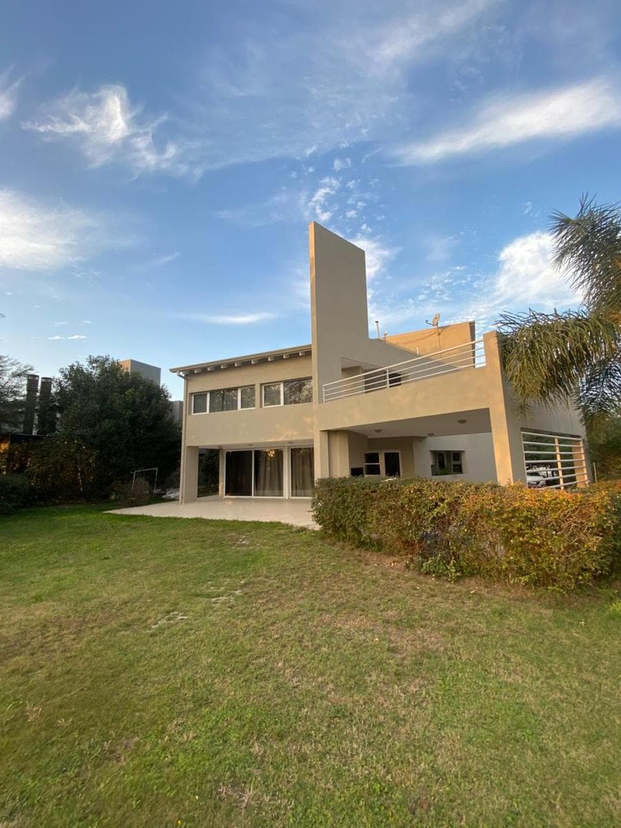 HOUSE FOR RENT IN COSTA VERDE