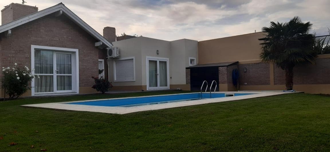 FOR RENT: 3-bedroom house with a pool - Manzanar Neighborhood