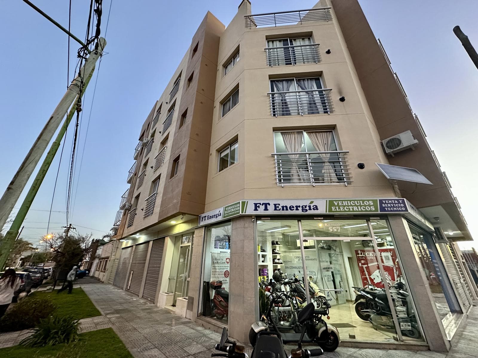 2-room apartment for sale with a large balcony/terrace. Includes a parking space. Located in Downtown Campana