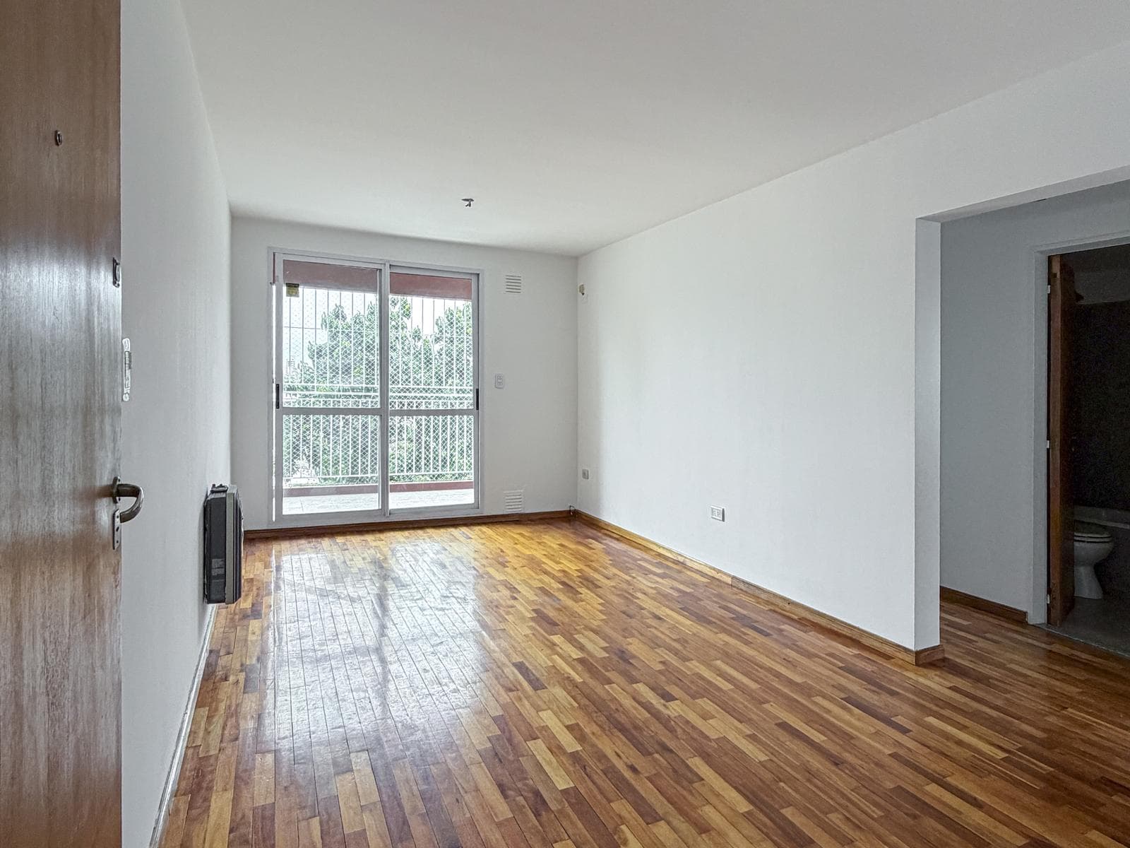 Departamento de 2 dormitorios con balcon al frente