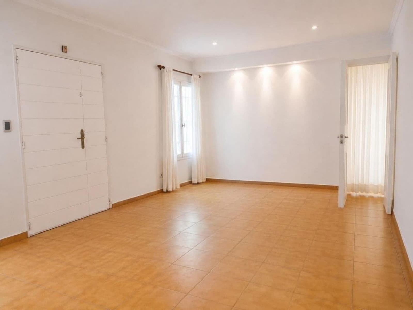 HOUSE FOR SALE IN THE URCA NEIGHBORHOOD: 3 BEDROOMS, QUALIFIES FOR A MORTGAGE, WITH A SWIMMING POOL