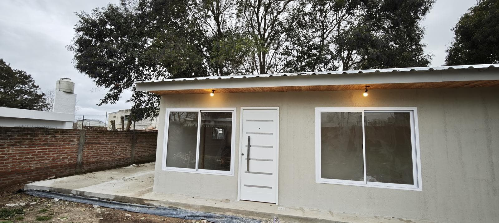 PEQUEÑA CASA DE 2 AMBIENTES EN ALQUILER