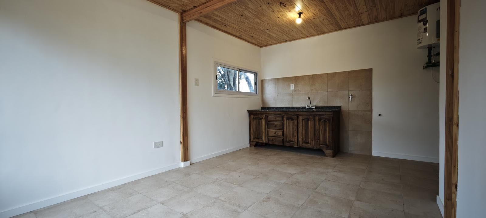 PEQUEÑA CASA DE 2 AMBIENTES EN ALQUILER