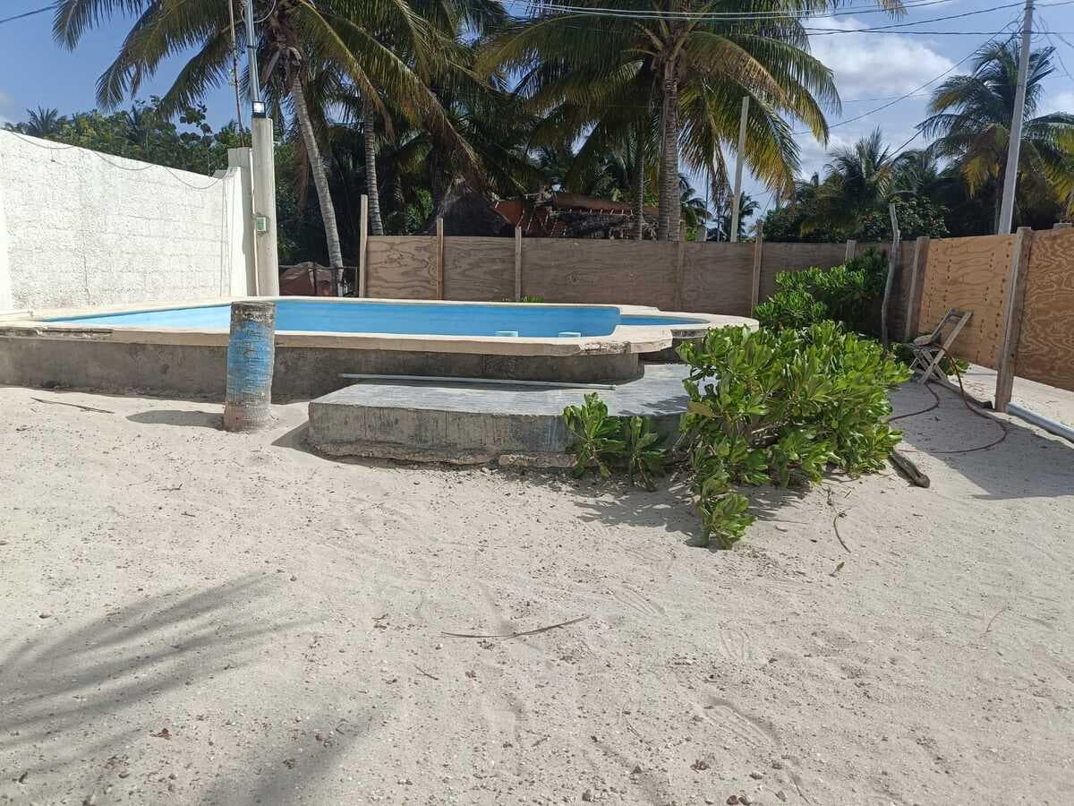 SUMMER HOME FOR SALE: 3 BEDROOMS AND A POOL, OCEAN VIEW IN TELCHAC PUERTO