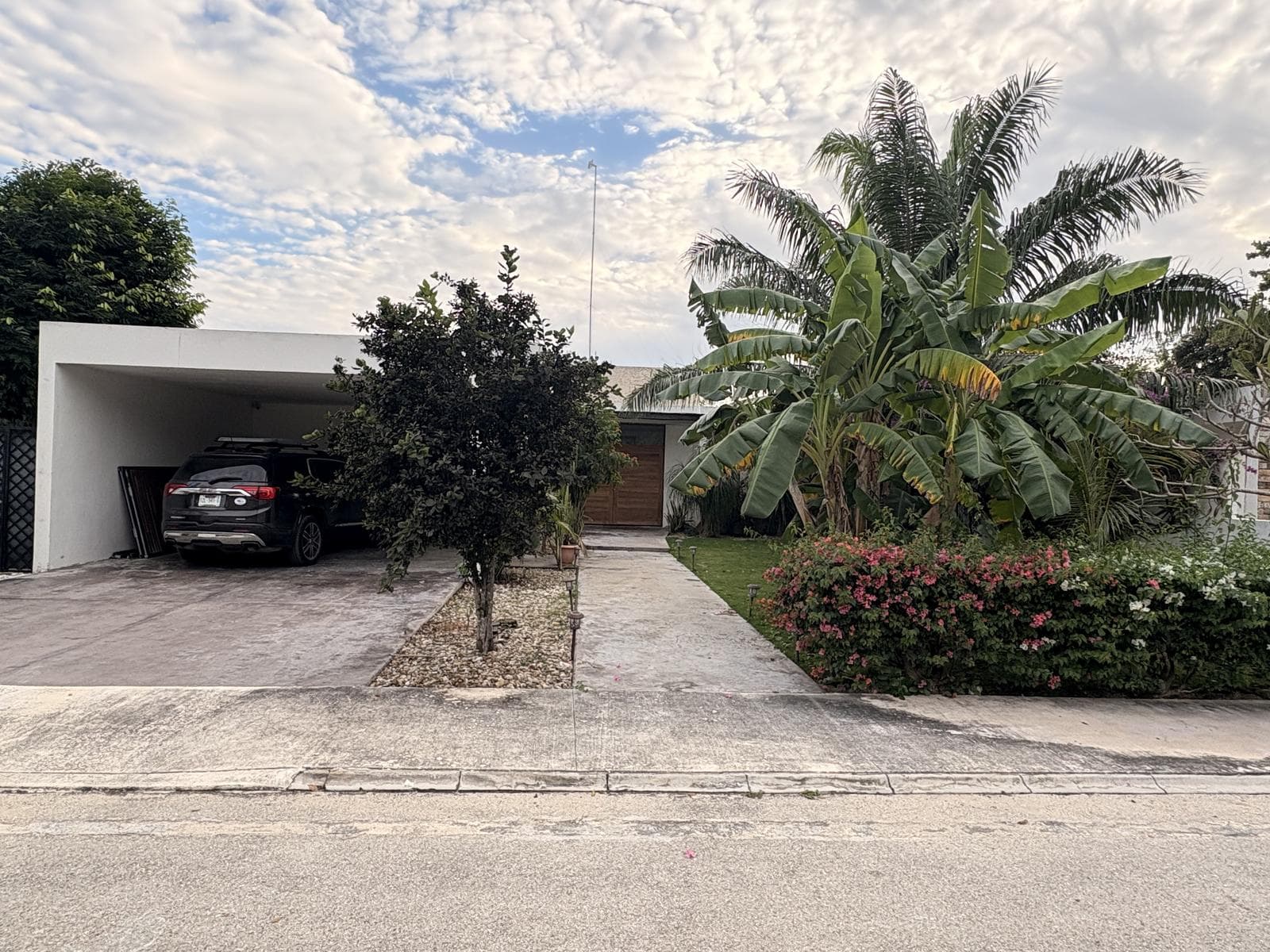 SINGLE-STORY HOUSE FOR SALE: 3 BEDROOMS, SOLAR PANELS, REJOYADA, KOMCHEN, YUCATAN