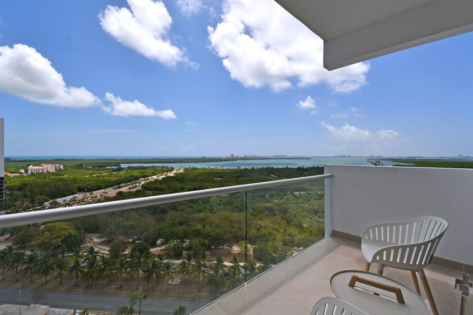 APARTMENT FOR SALE WITH OCEAN VIEW ON THE MALECÓN AMERICAS