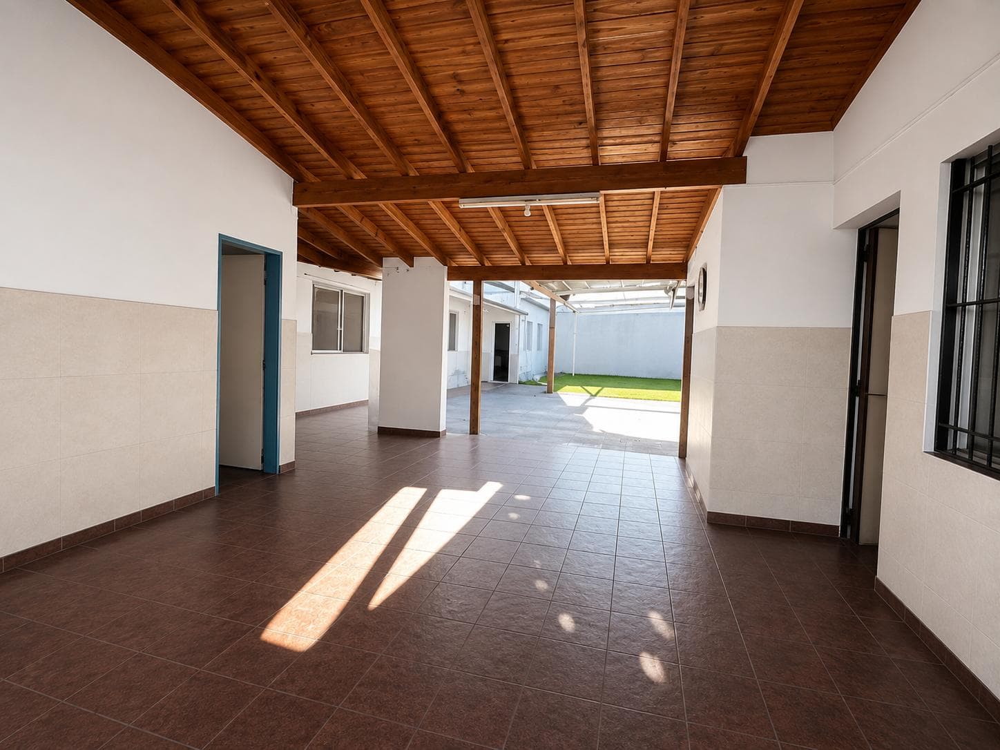 Commercial Space for Sale (Suitable for Professional Use: Medical Office, Nursery) in Manuel Alberti, Province of Buenos Aires.