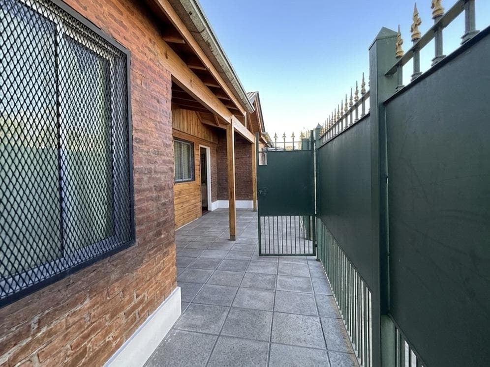 Commercial Space for Sale (Suitable for Professional Use: Medical Office, Nursery) in Manuel Alberti, Province of Buenos Aires.
