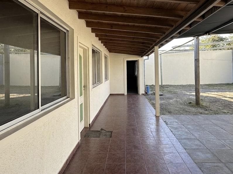 Commercial Space for Sale (Suitable for Professional Use: Medical Office, Nursery) in Manuel Alberti, Province of Buenos Aires.