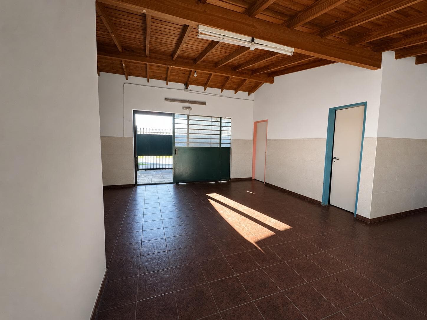 Commercial Space for Sale (Suitable for Professional Use: Medical Office, Nursery) in Manuel Alberti, Province of Buenos Aires.