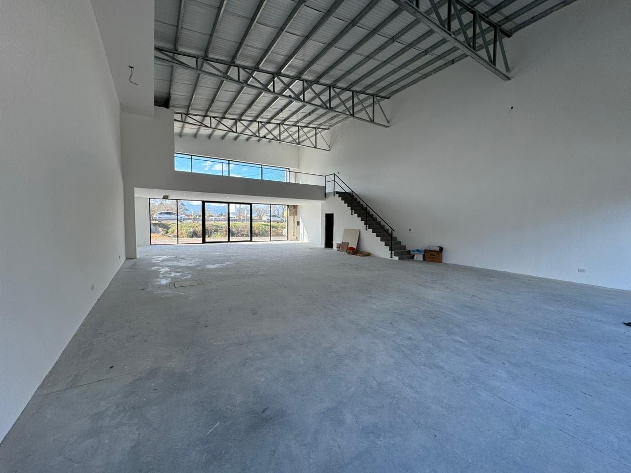 WAREHOUSE FOR SALE IN FUNES