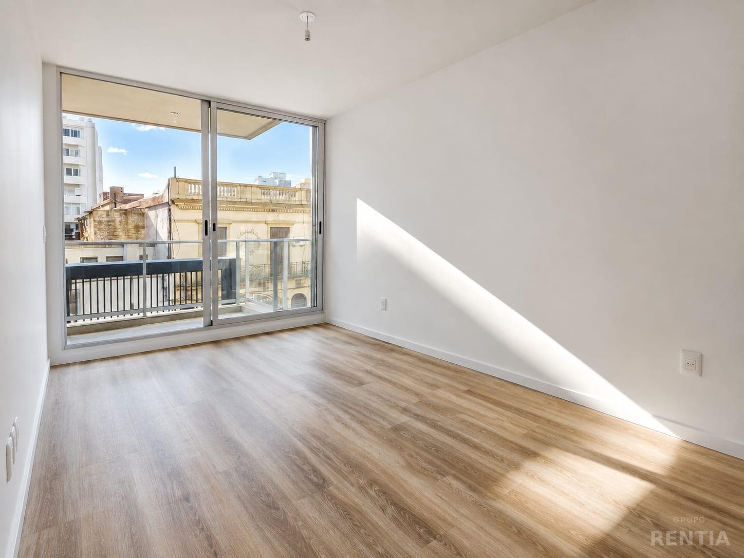 Brand-new 1-bedroom apartment with a front-facing balcony in Cordón