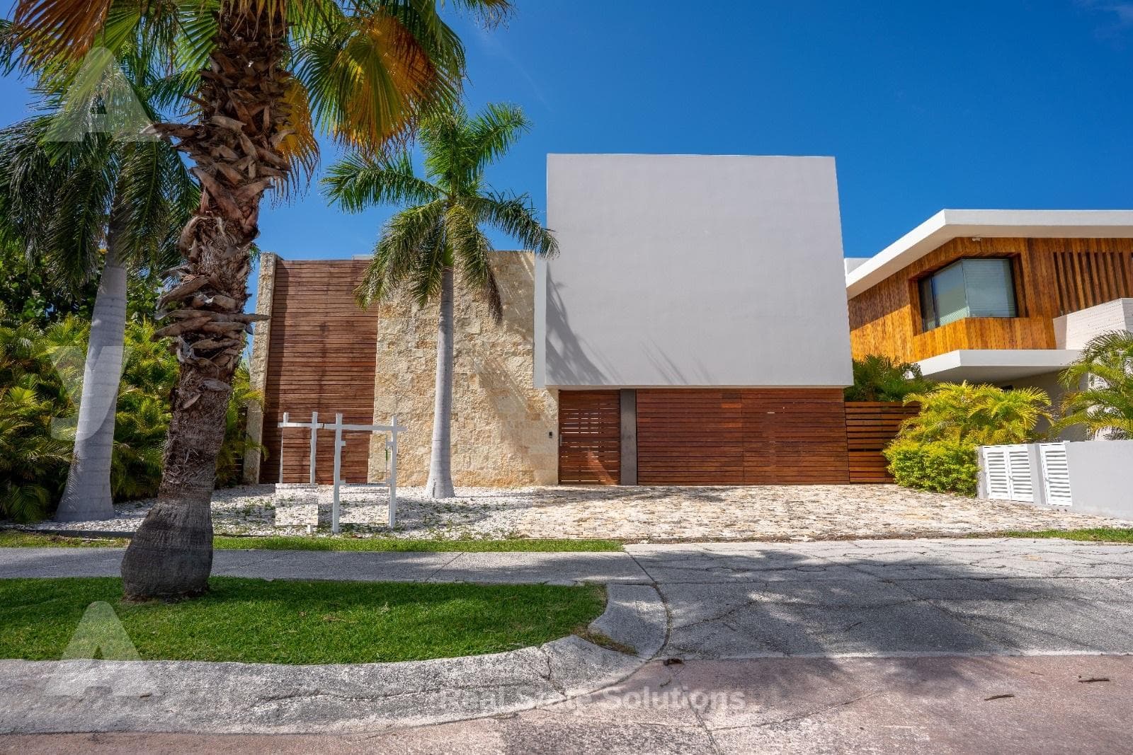House for Sale, 4 Bedrooms, Dock, TV Room, Canales Puerto Cancún.