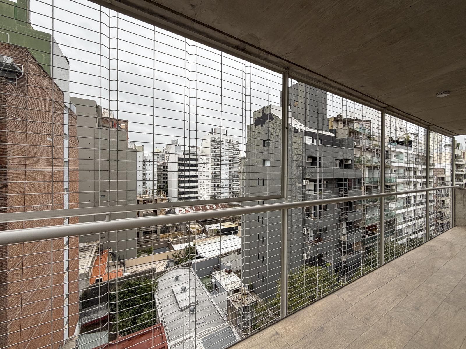 Exclusive 3-bedroom apartment with garage and radiators in the riverfront area