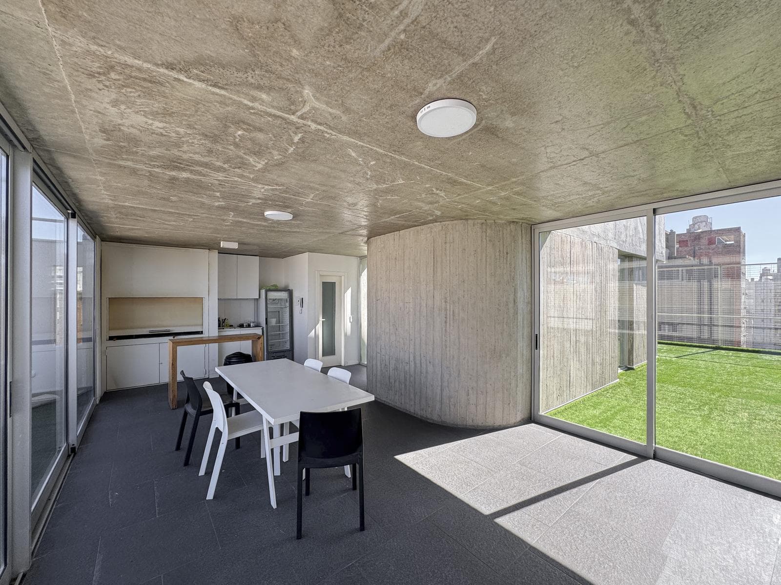 Exclusive 3-bedroom apartment with garage and radiators in the riverfront area