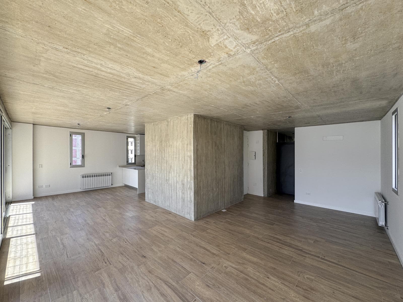 Exclusive 3-bedroom apartment with garage and radiators in the riverfront area