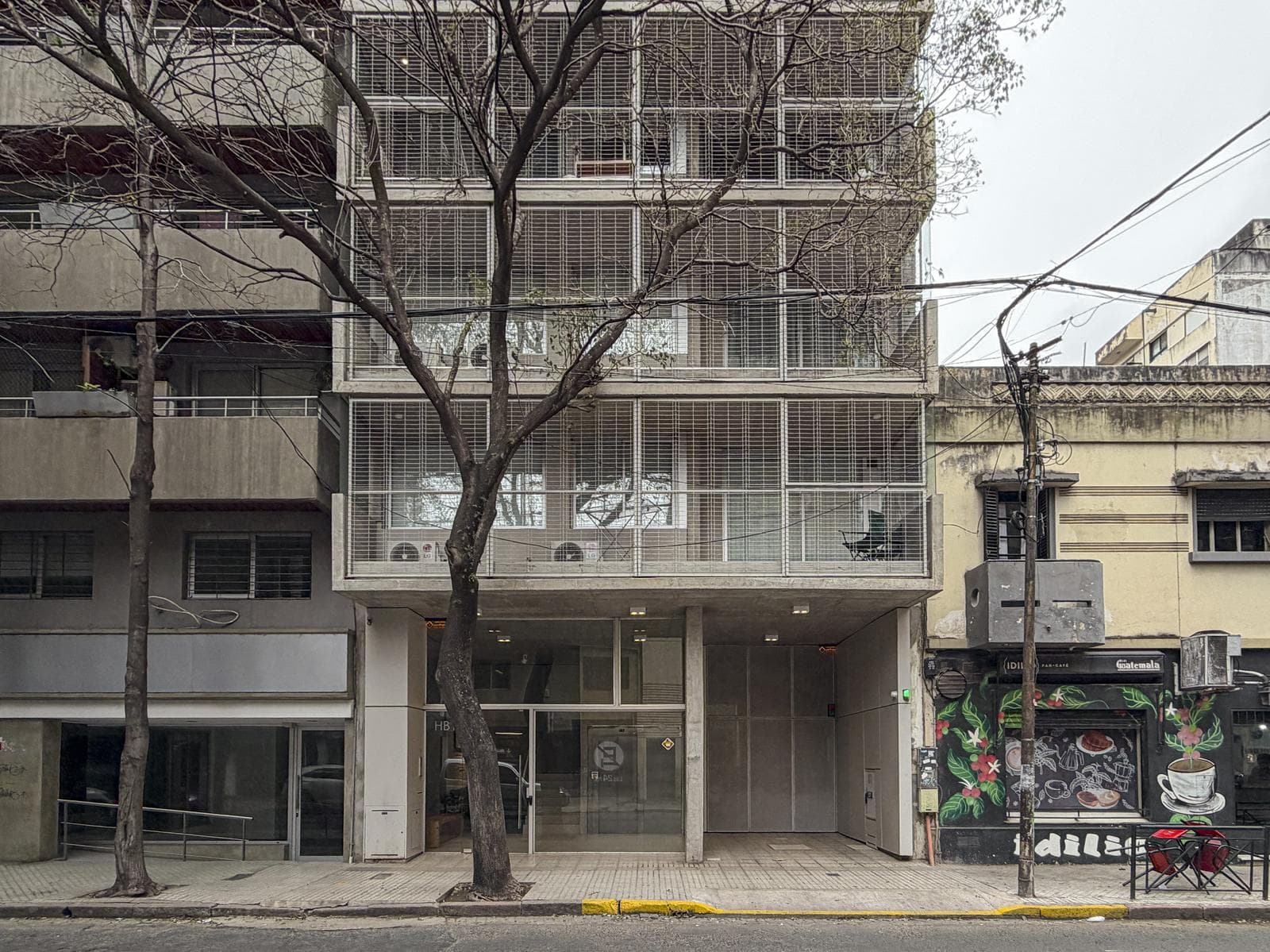 Exclusive 3-bedroom apartment with garage and radiators in the riverfront area