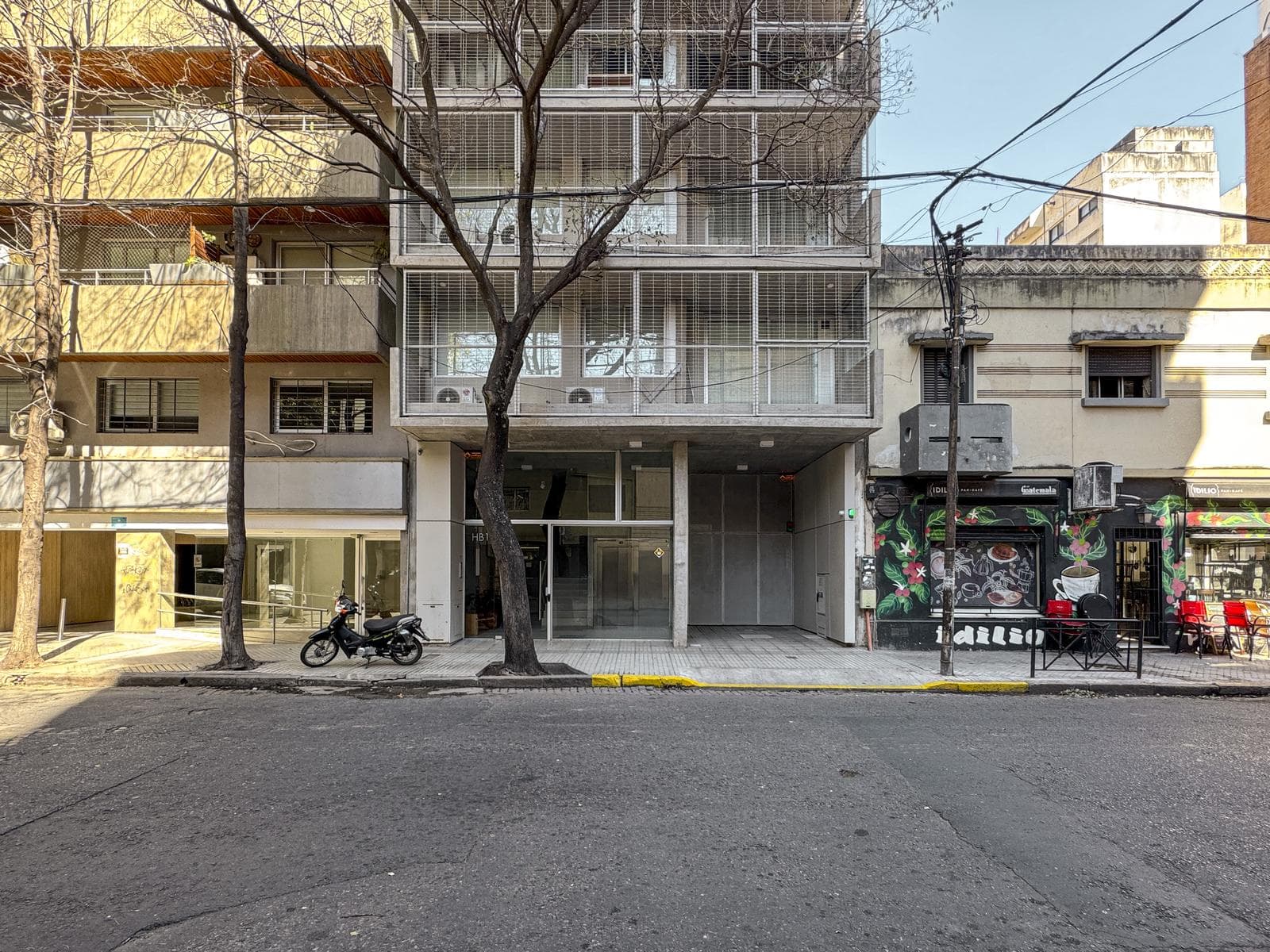 Exclusive 3-bedroom apartment with garage and radiators in the riverfront area