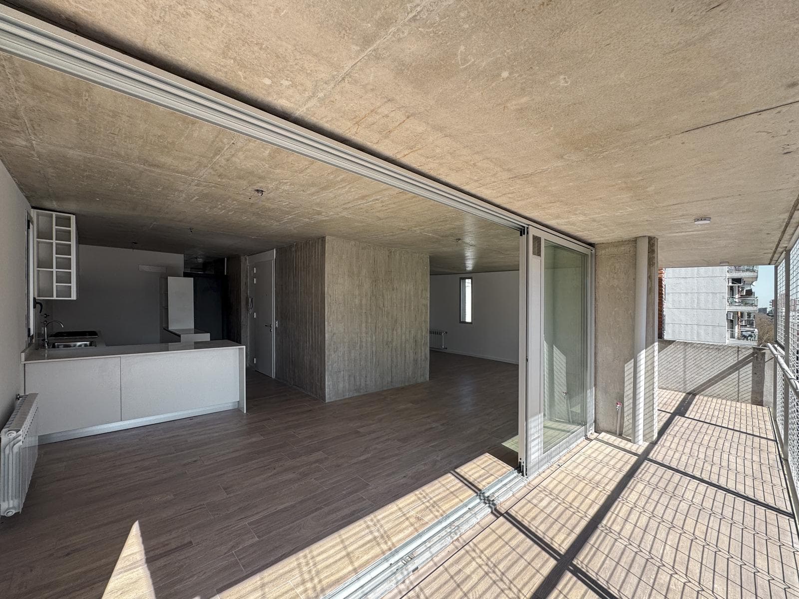 Exclusive 3-bedroom apartment with garage and radiators in the riverfront area