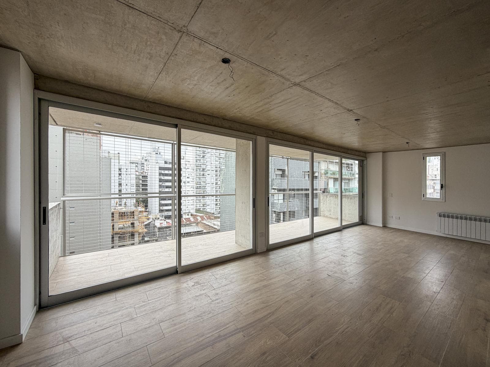 Exclusive 3-bedroom apartment with garage and radiators in the riverfront area