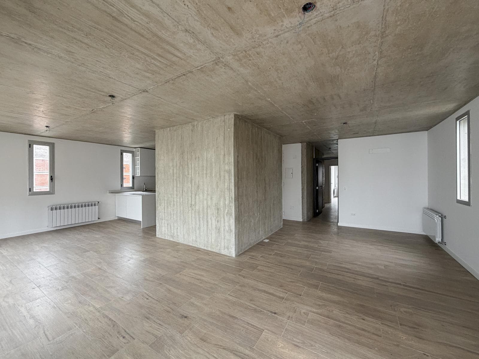 Exclusive 3-bedroom apartment with garage and radiators in the riverfront area