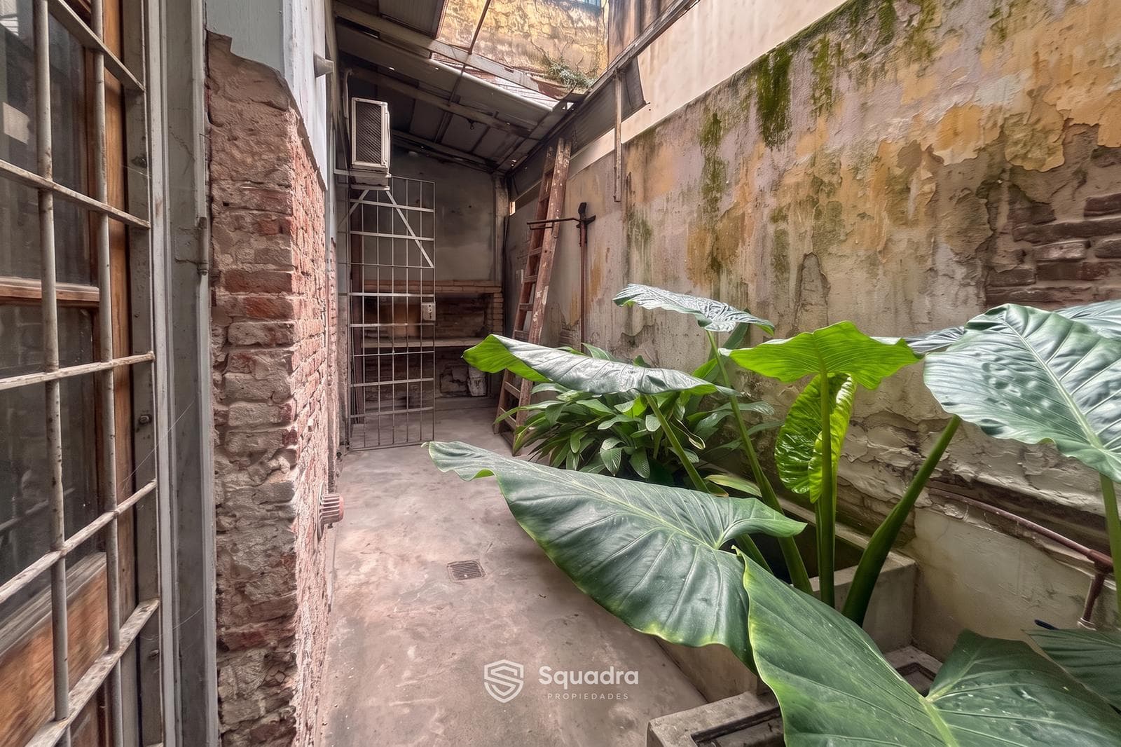 FOR SALE - Ground-floor house, three bedrooms, needs renovation. Downtown, Rosario.
