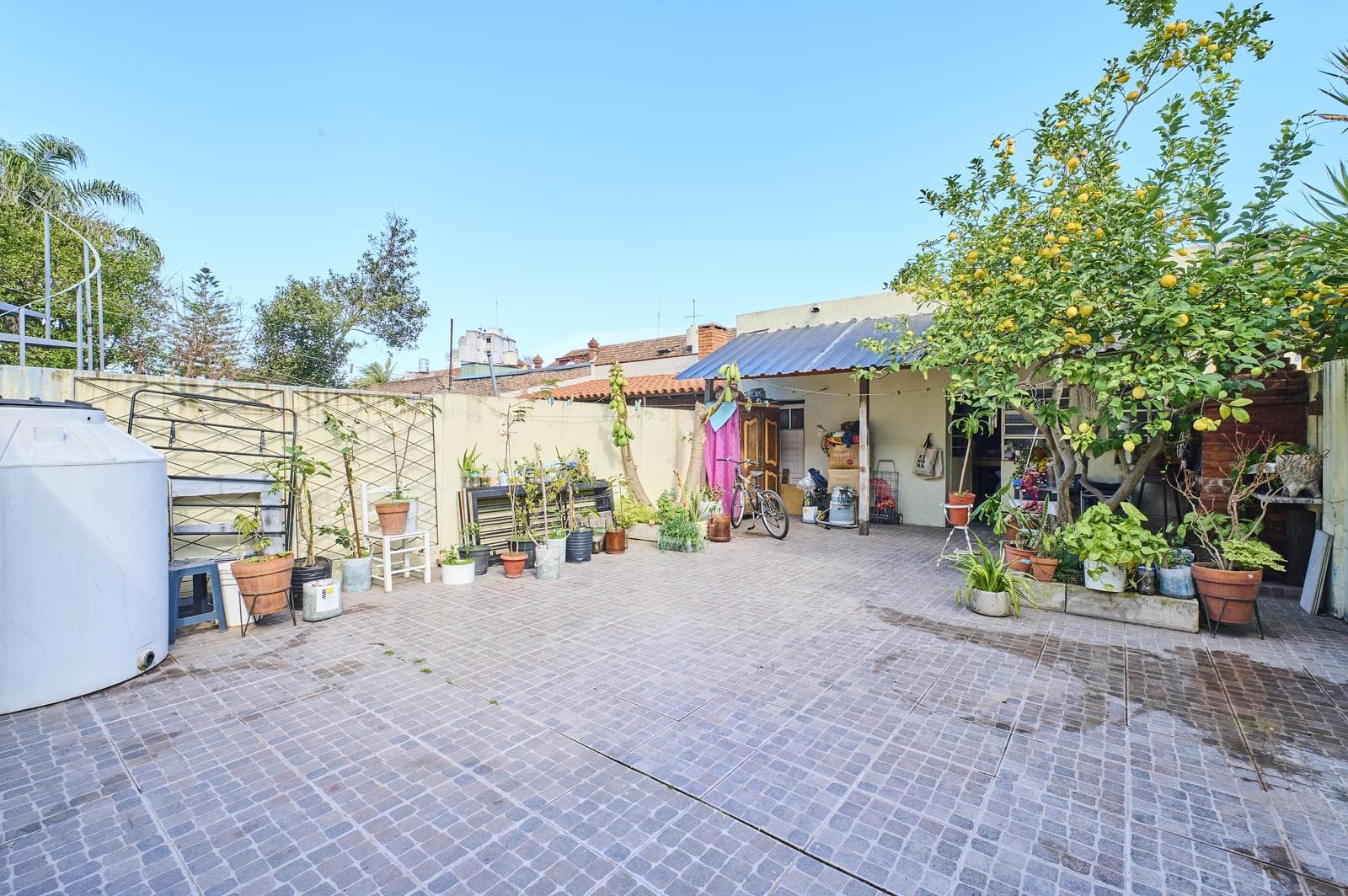 4-Room House for Sale with Patio and Barbecue Area in Parque Avellaneda