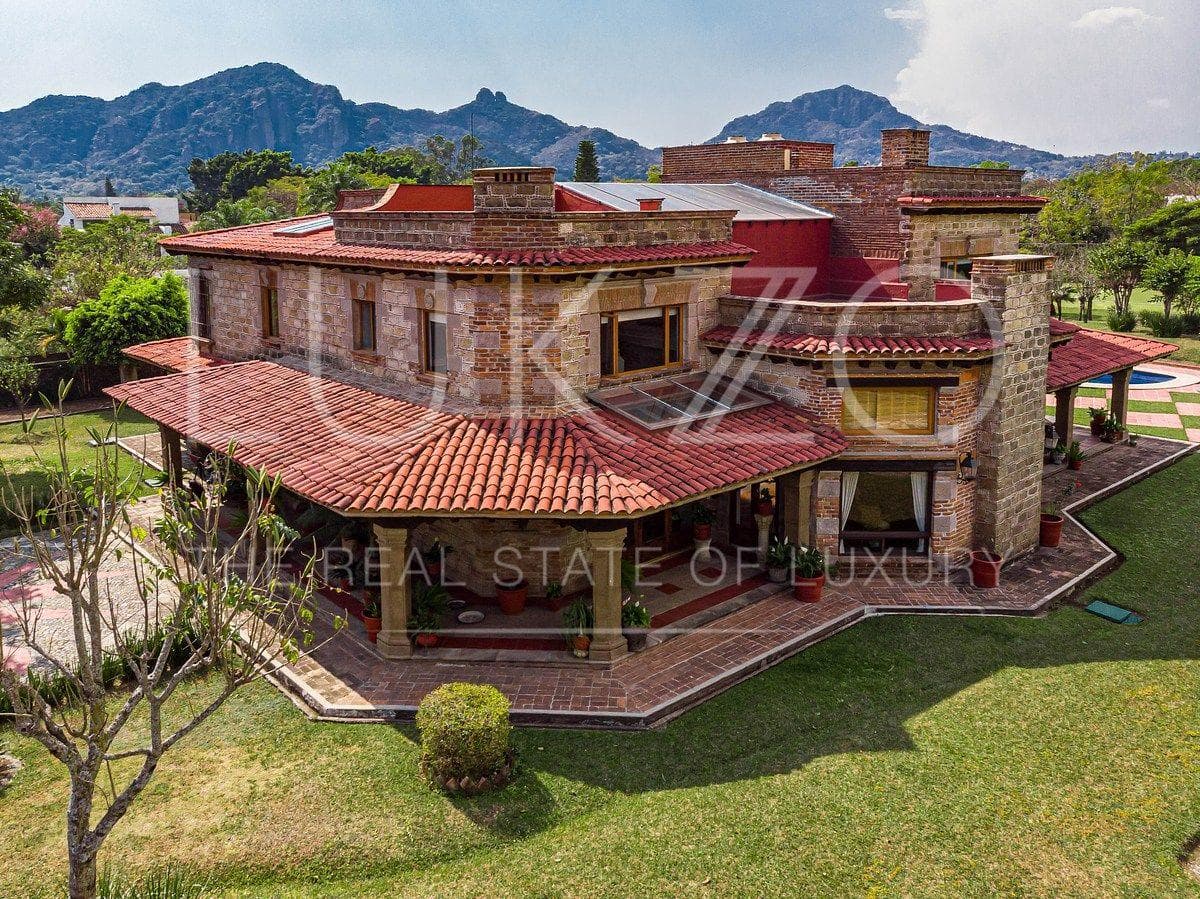 House with a pool and garden in the Atongo Valley, Tepoztlán