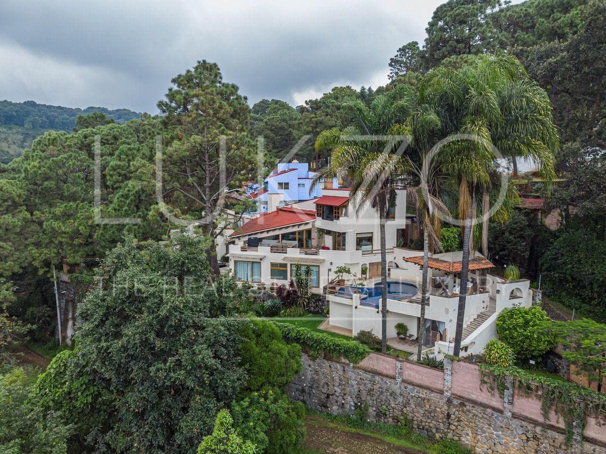 Luxury home for sale in the Colonia del Bosque neighborhood, Cuernavaca