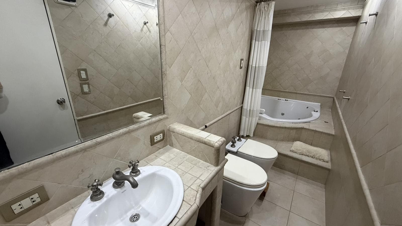 6-Room Apartment for Sale in Recoleta