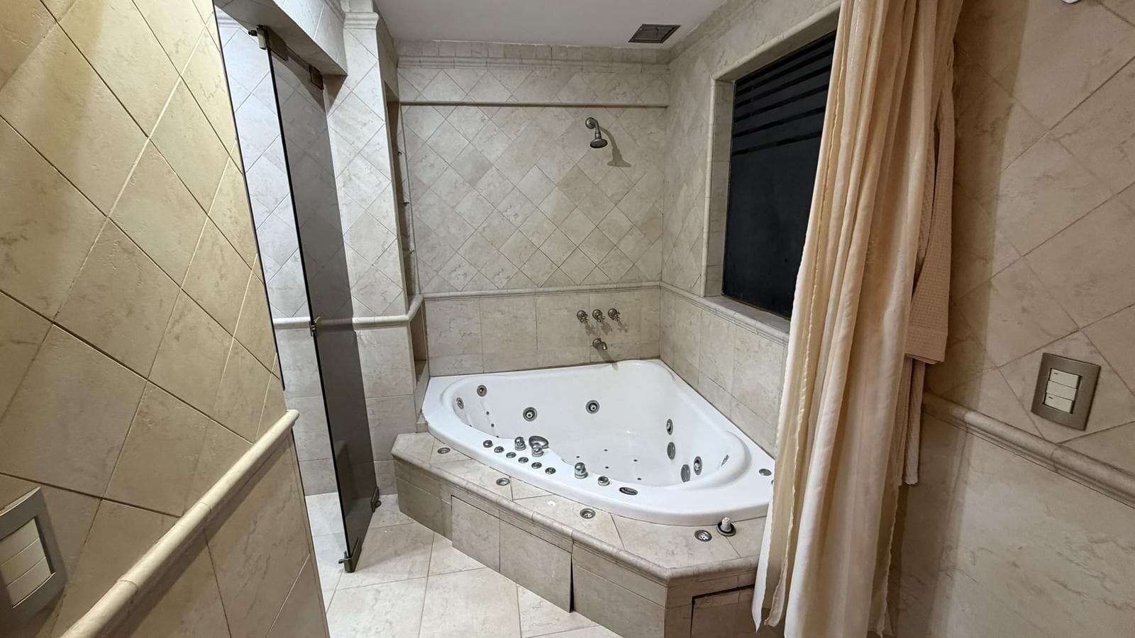 6-Room Apartment for Sale in Recoleta