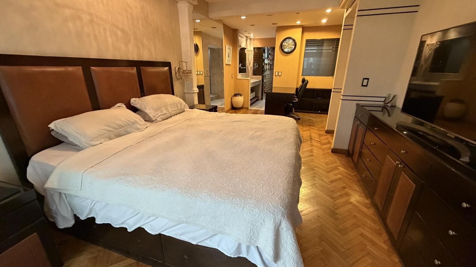 6-Room Apartment for Sale in Recoleta