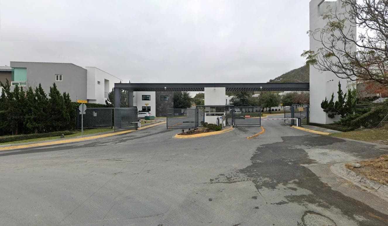 FOR SALE: 483 m2 FLAT lot in the EL REFUGIO subdivision on the MONTERREY National Highway, with building permit