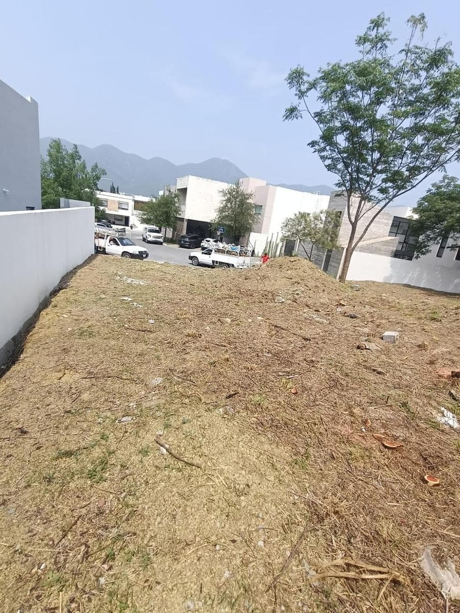 FOR SALE: 483 m2 FLAT lot in the EL REFUGIO subdivision on the MONTERREY National Highway, with building permit
