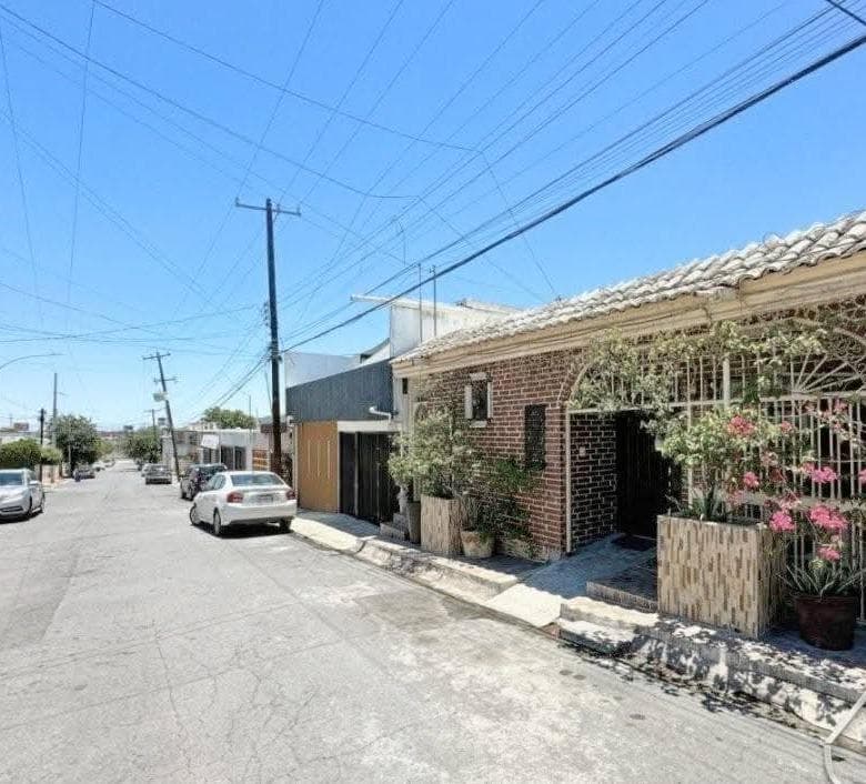 House for SALE, 240 m2, with a SEPARATE APARTMENT - Villa Los Pinos neighborhood in MONTERREY - 5 bedrooms,