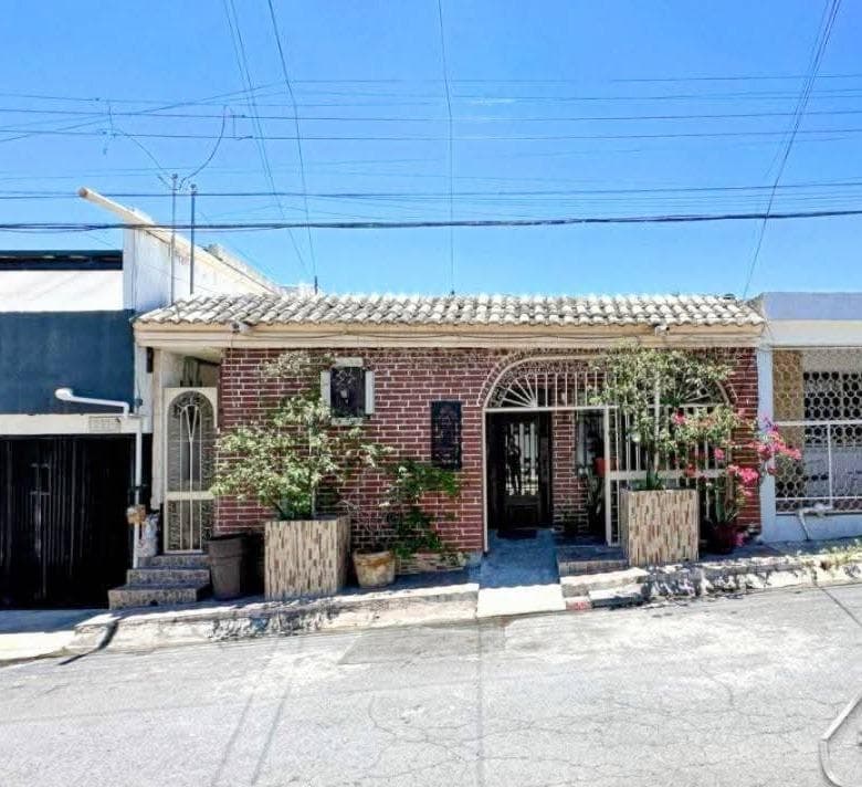 House for SALE, 240 m2, with a SEPARATE APARTMENT - Villa Los Pinos neighborhood in MONTERREY - 5 bedrooms,