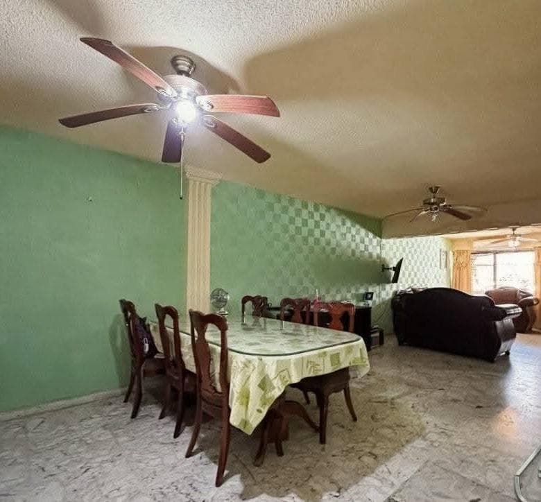 House for SALE, 240 m2, with a SEPARATE APARTMENT - Villa Los Pinos neighborhood in MONTERREY - 5 bedrooms,