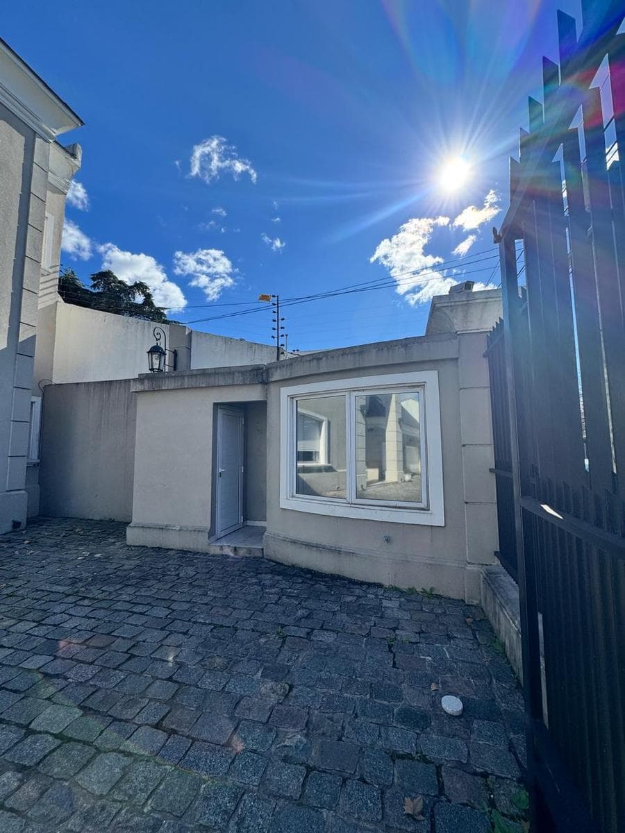 House for sale, 8 rooms, with garden and pool, Haedo