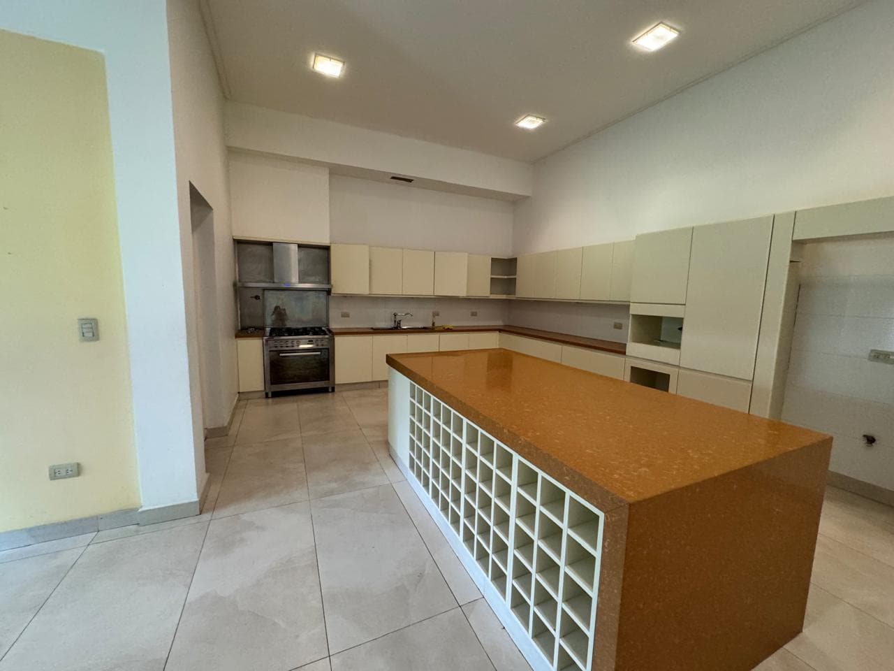 House for sale, 8 rooms, with garden and pool, Haedo