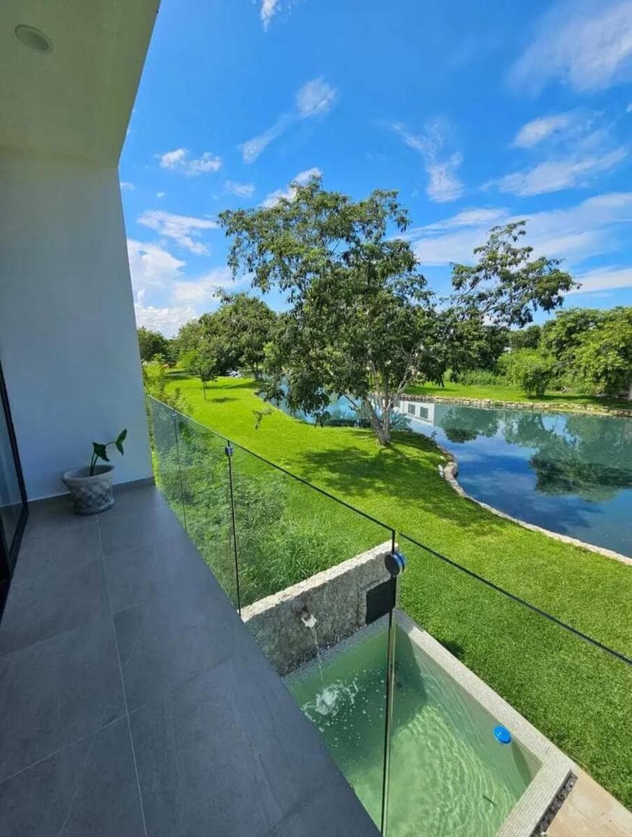 HOUSE FOR SALE IN MÉRIDA, ALTOZANO, ON THE LAKEFRONT