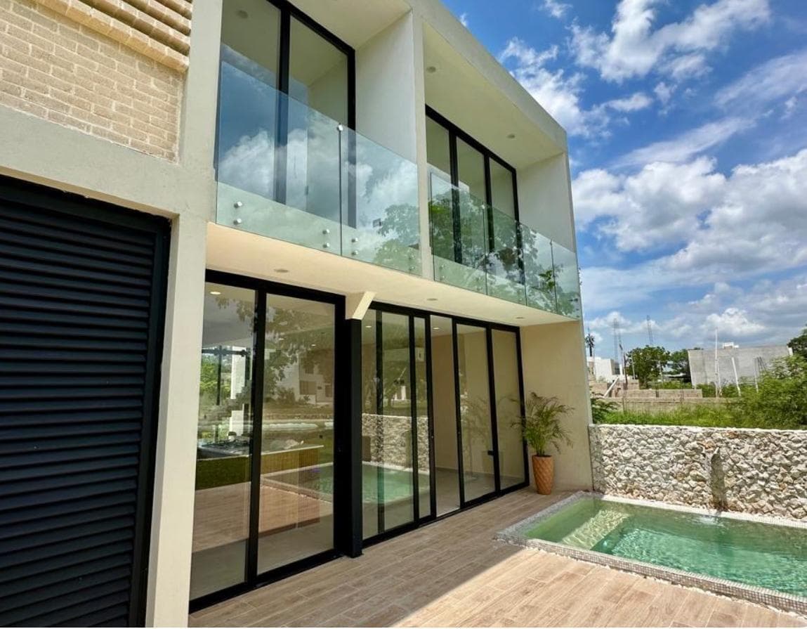 HOUSE FOR SALE IN MÉRIDA, ALTOZANO, ON THE LAKEFRONT