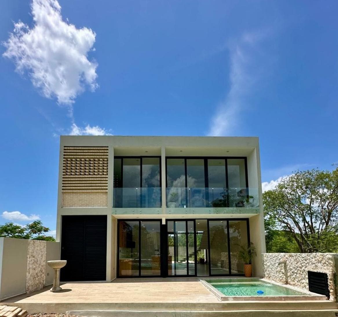 HOUSE FOR SALE IN MÉRIDA, ALTOZANO, ON THE LAKEFRONT