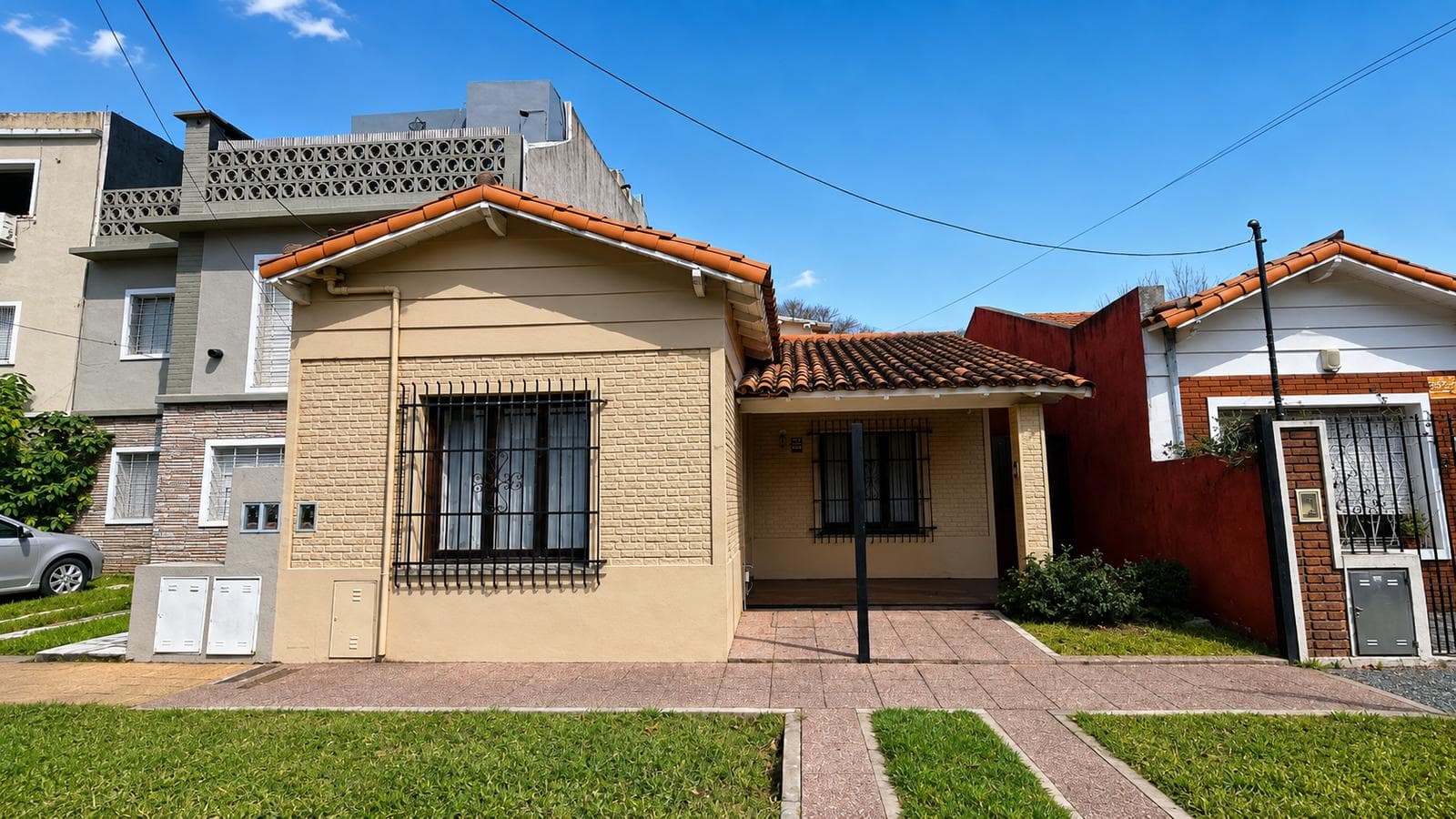 Sturdy 3-room House with Office and Garden for Sale. Olivos