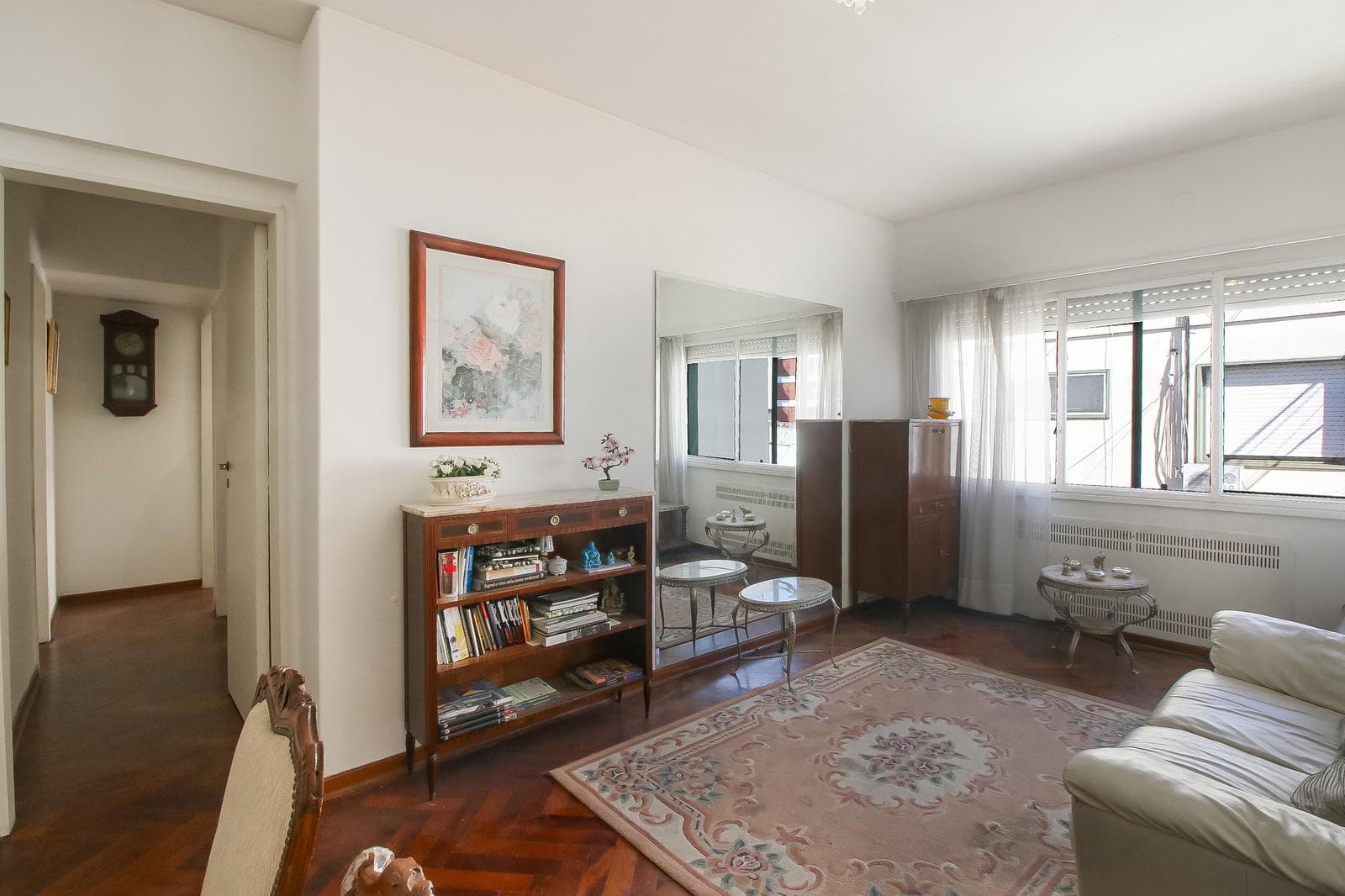 Sale of 3-room apartment with a courtyard on Coch Street - Credit available.