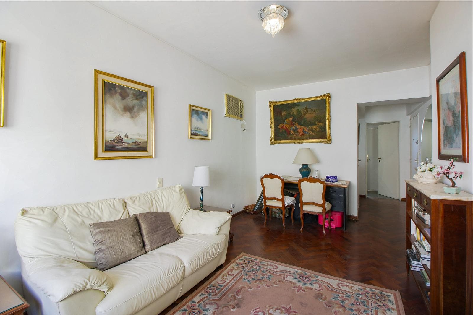 Sale of 3-room apartment with a courtyard on Coch Street - Credit available.