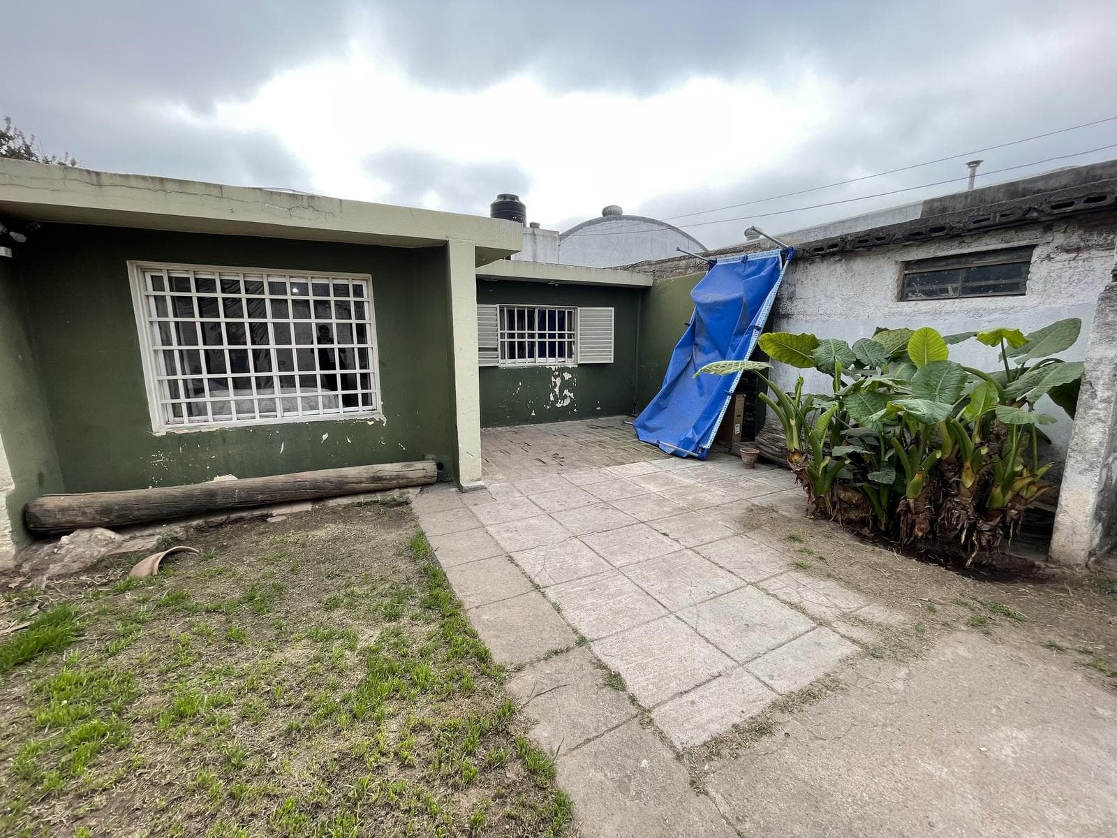 HOUSE, APARTMENT, and COMMERCIAL SPACE for sale (needs renovation) in the Santa Isabel III neighborhood