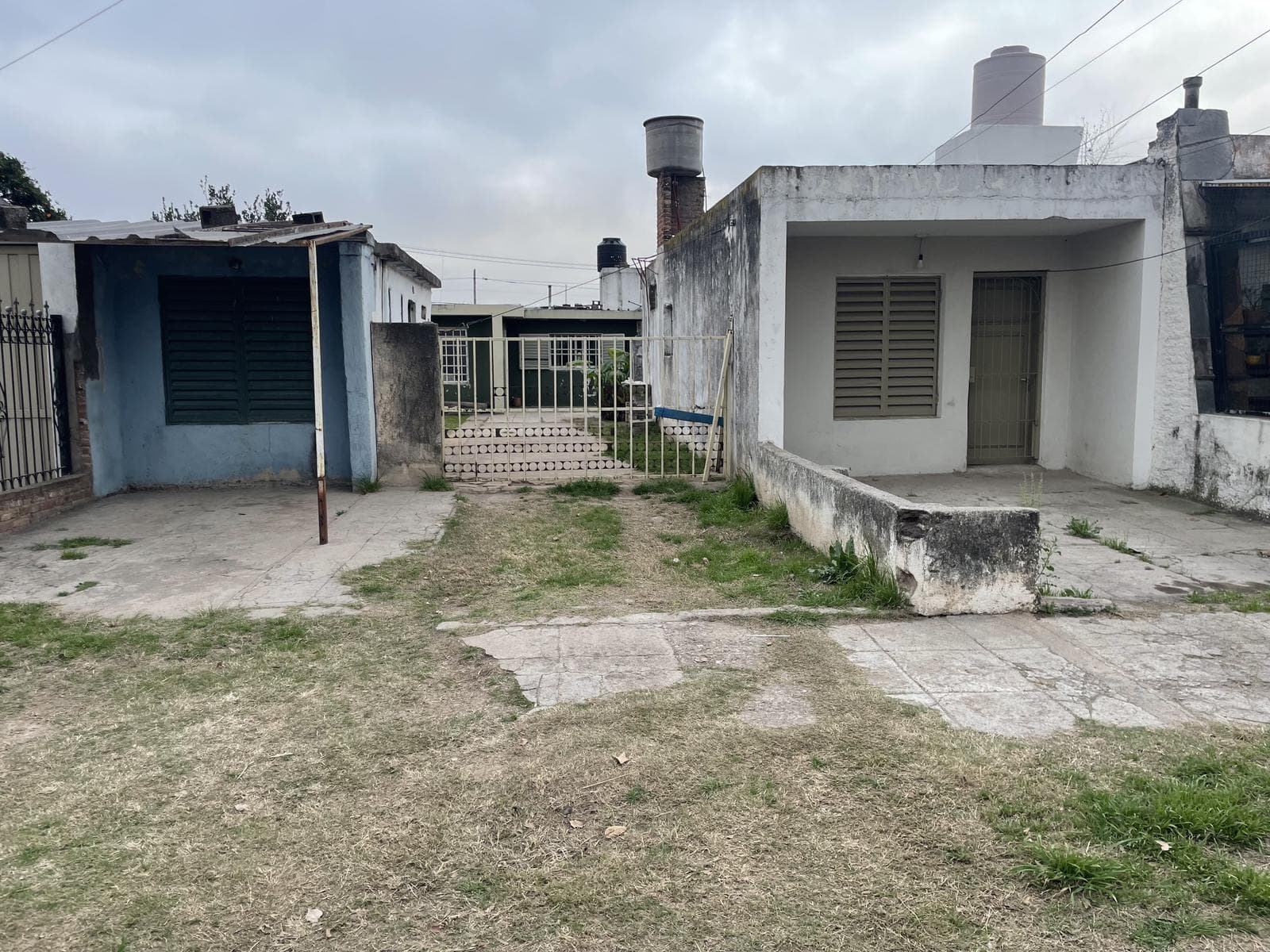 HOUSE, APARTMENT, and COMMERCIAL SPACE for sale (needs renovation) in the Santa Isabel III neighborhood